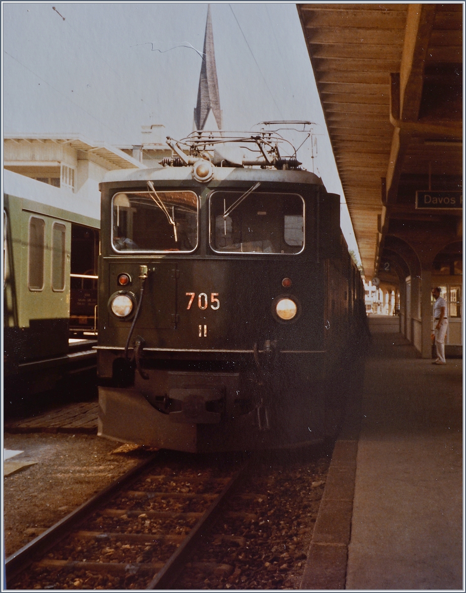 Die RhB Ge 6/6 II 705 mit dem Regionalzug 145 nach Filisur wartet in Davos auf die Abfahrt.
20. August 1984