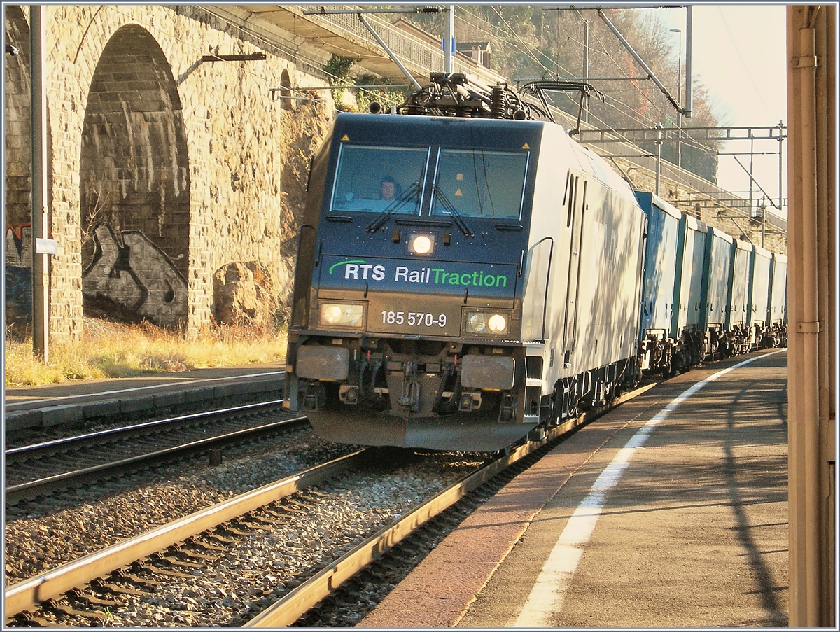 Die RTS Re 185 570-9 bei Veytaux.
11. Jan. 2008