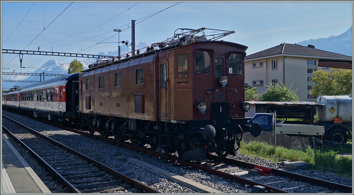 Die SBB Ae 3/6 II 10264 brachte den  SBB Schulzug  nach Aigle. 
9. April 2014