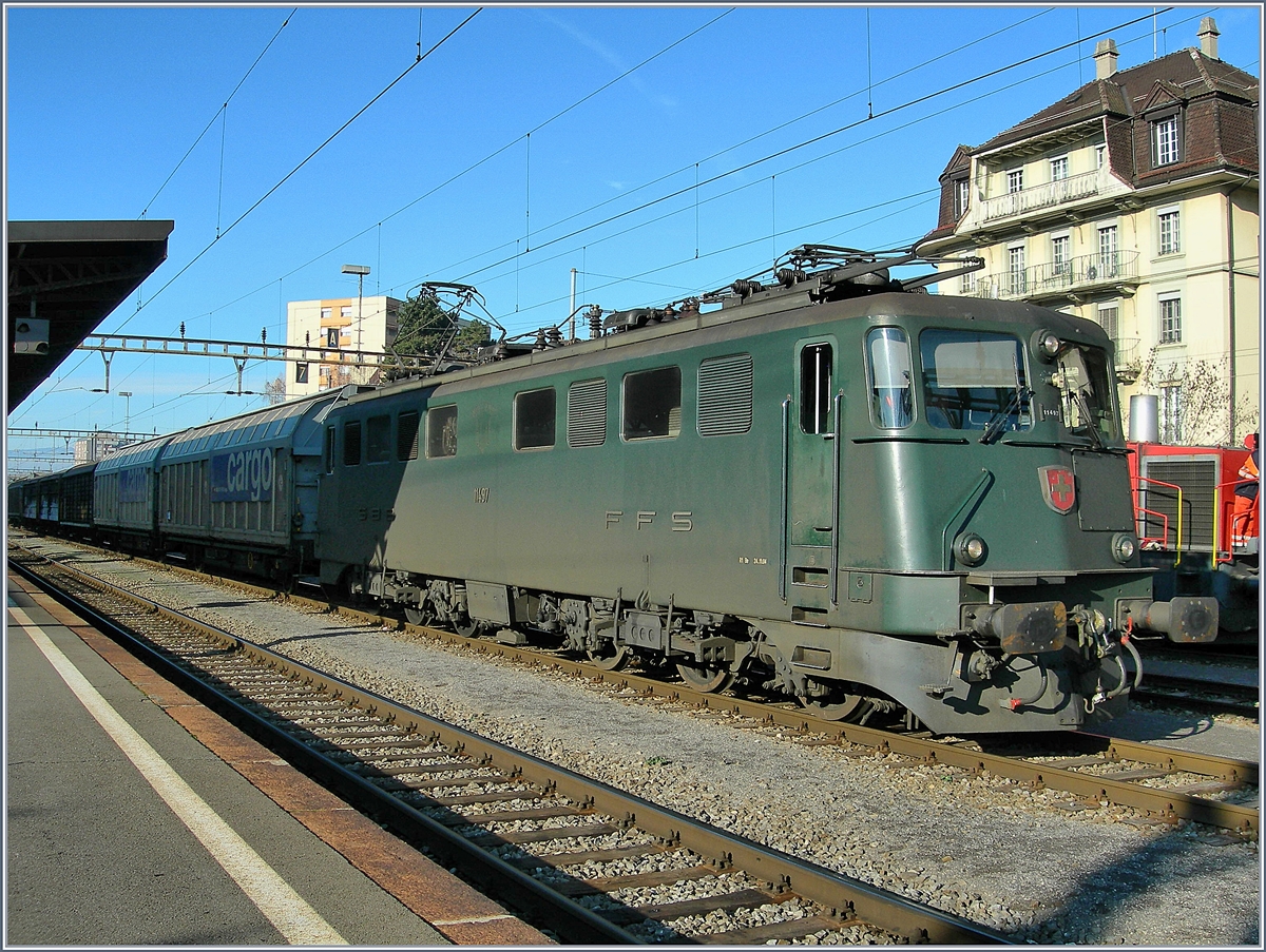 Die SBB Ae 6/6 11497 in Renens VD. Der Glanz der stolzen Lok verblasst zusehens.
14. Dez. 2006