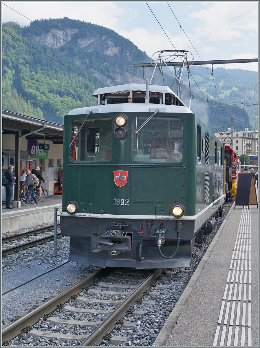 Die SBB Brünigbahn HGe 4/4 I N° 1992  Giswil wird auf Gleis zwei aus- bzw. abgestellt, bevor der Muni am Abend wieder die Traktion des Extrazuges nach Luzern übernimmt. 

23. August 2025