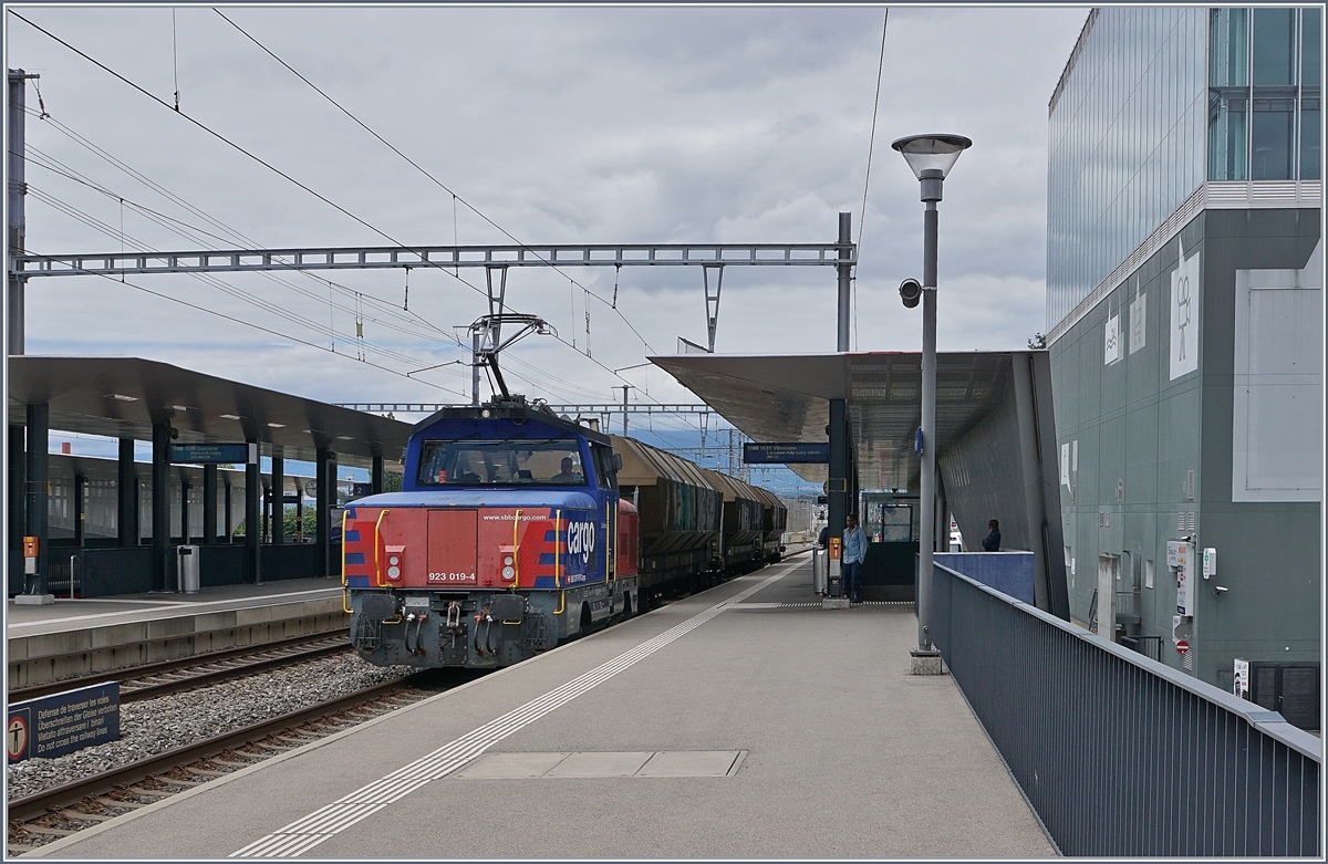 Die SBB Cargo Eem 923 019-4 fährt mit Getreidewagen durch den Bahnhof von Prilly-Malley. 

17. Juli 2020