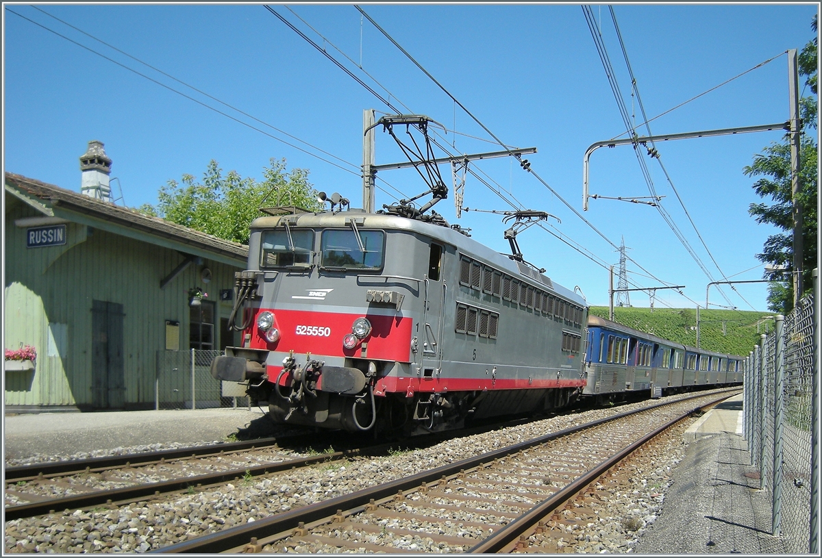 Die von der SBB gemietete SNCF BB 25 550 mit einer dazu gehörgien  RIO -Garnitur im RER Einsatz von Bellegarde (Ain) nach Genève beim Halt in La Plaine. 
Die Strecke wird mit SNCF Gleichstrom versorgt und weisst auch SNCF Signale auf. 

5. August 2008