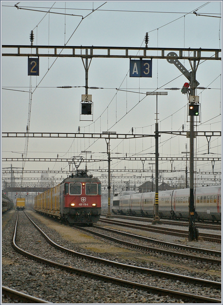 Die SBB Re 420 178-6 hat mit ihrem Postzug auf Gleis 3 im Rangierbahnhof von Biel Freie Fahrt erhalten. Formsignale, hier auch Semaphor genannt, gibt es in der Schweiz nur noch im Rangierbahnhof von Biel.
15. April 2019