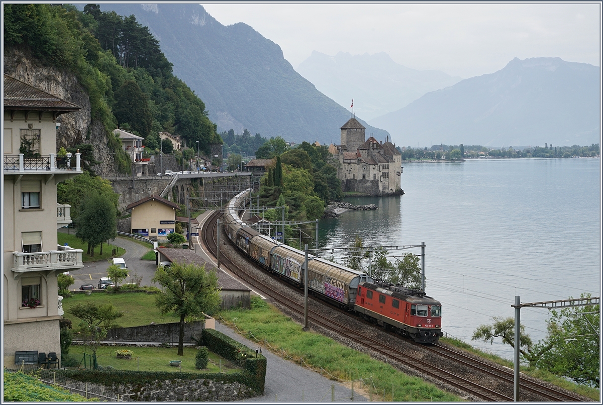 Die SBB Re 420 245-3 auf dem Weg Richtung Lausanne beim Château de Chillon.
28. August 2017