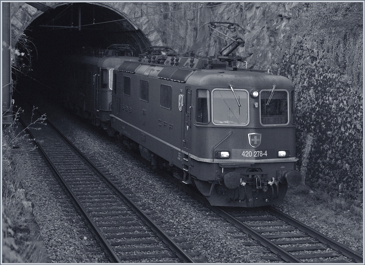 Die SBB Re 420 278-4 und eine weitere kurz nach Lutry; zur Zeit wird der Tunnel umgebaut.

3. Nov. 2017
