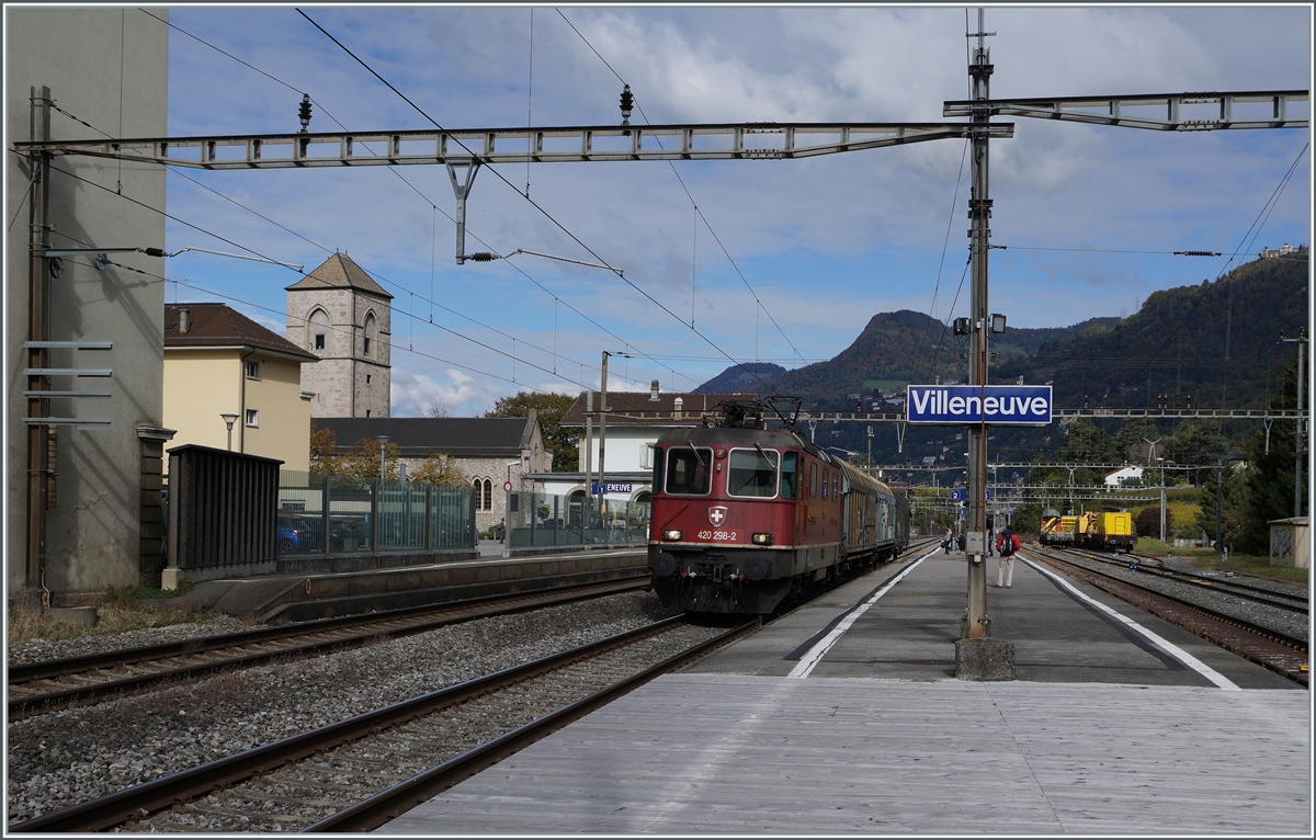 Die SBB Re 420 298-2 fährt mir einem Güterzug in Villeneuve durch.

12. Okt. 2020