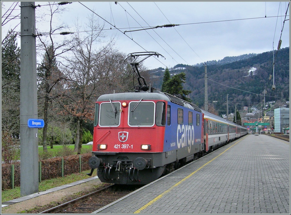 Die SBB Re 421 397-1 erreicht mit einem EC von München nach Zürich das österreichische Bregenz.
12.12.2006