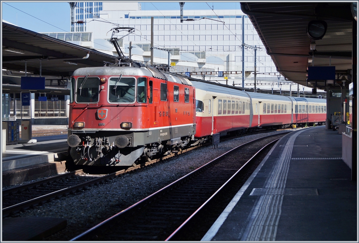 Die SBB Re 4/4 11198 erreicht als ETCS-Vorspannlok mit ihrem RAe TEE II von Vevey kommend, den Bahnhof Lausanne.

31. März 2019