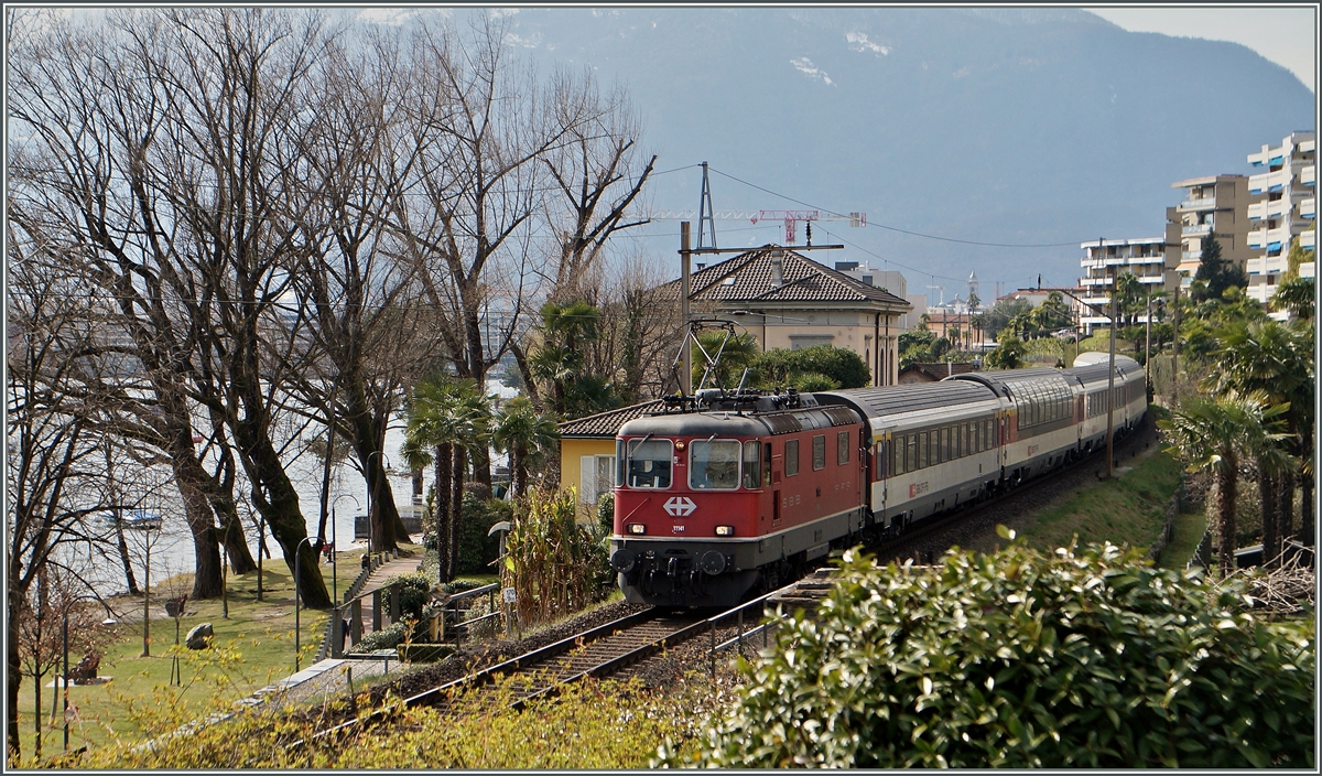 Die SBB RE 4/4 II 1111 mit dem IR 2328 Locarno - Arth Goldau kurz nach Locarno. 
18. März 2015
