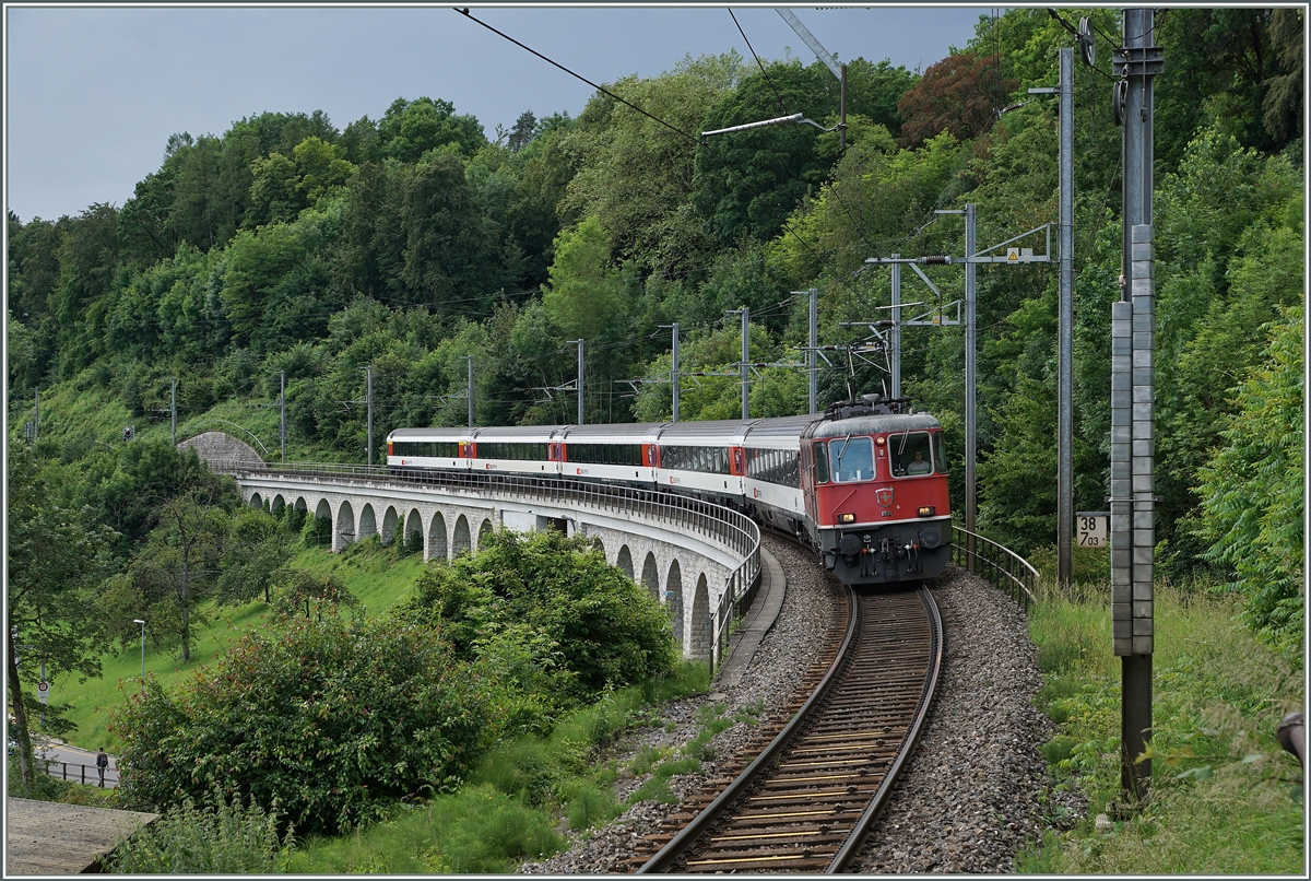 Die SBB Re 4/4 II 11153 erreicht mit einem IR nach Schaffhausen die Haltestelle Neuhausen am Rheinfall.
18. Juni 2016