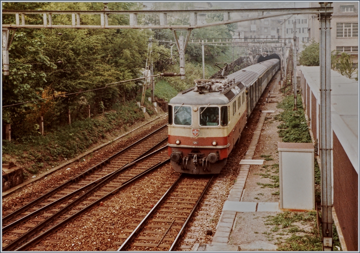 Die SBB Re 4/4 II 11253 in TEE Lackierung erreicht mit ihrem Schnellzug 515 von Olten kommend den Bahnhof von Aarau. 

15. Mai 1984