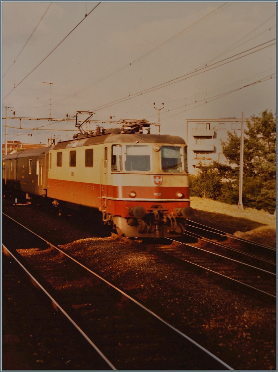 Die SBB Re 4/4 II 11252 in TEE Farben fährt mit ihrem Schnellzug in Lengnau durch. 

16. Juli 1984
