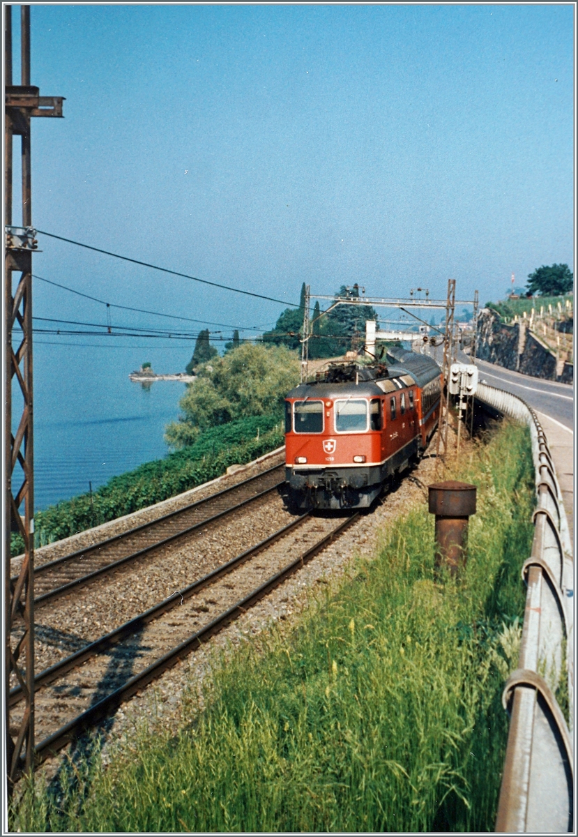 Die SBB Re 4/4 II 11259 ist mit dem EC 39  Monteverdi  von Genève nach Venezia kurz vor Vevey unterwegs. 

Analogbild vom 4. Juni 1996