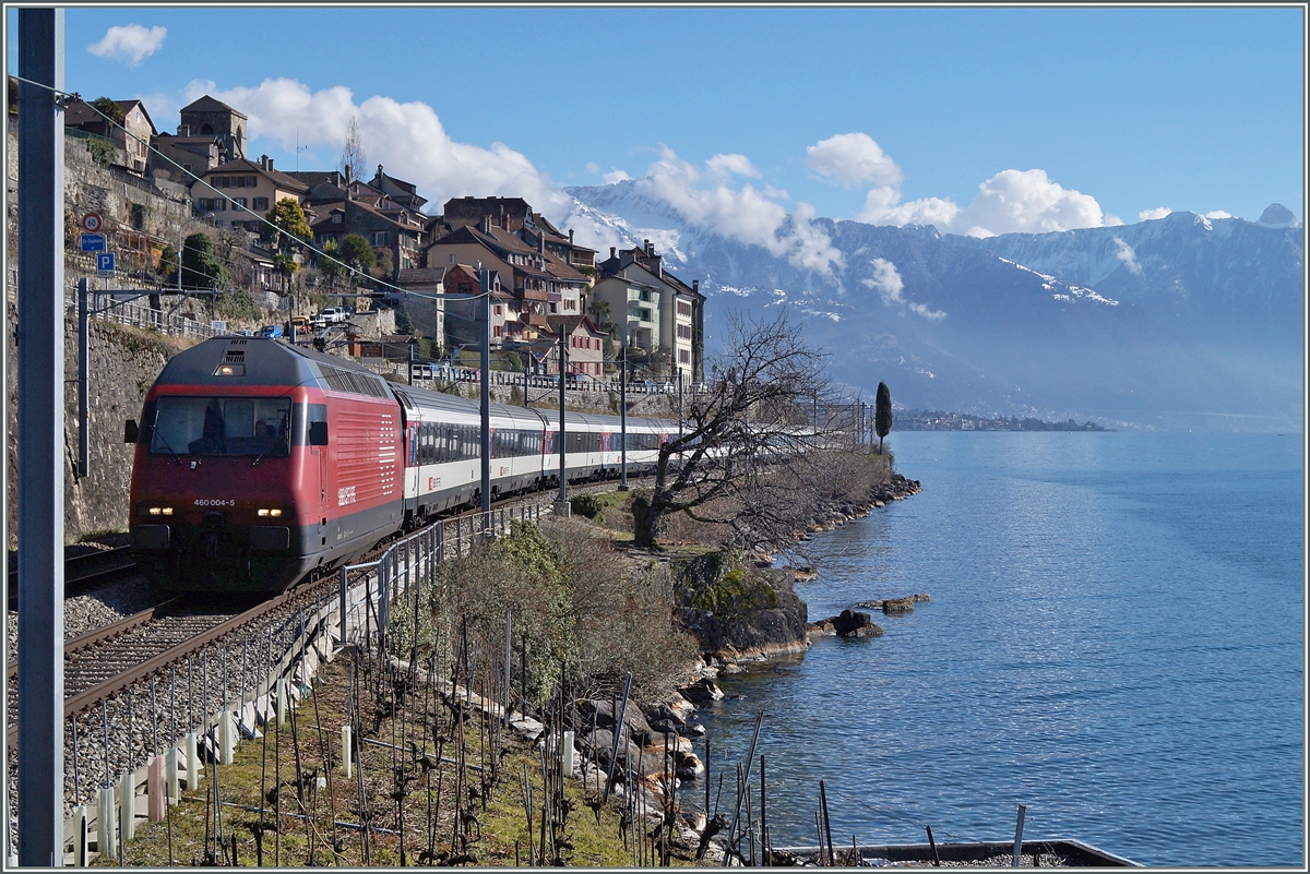 Die SBB Re 460 004-5 mit einem IR bei St-Saphorin.
22. Feb. 2014