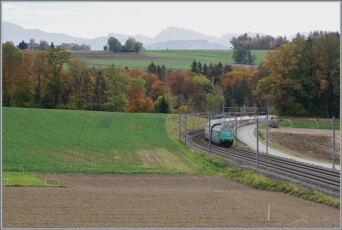 Die SBB Re 460 007-4  Vaudoise  ist mit dem IC 1 717 von Genève Aéroport nach St.Gallen kurz nach Oron unterwegs. 

22. Okt. 2020
