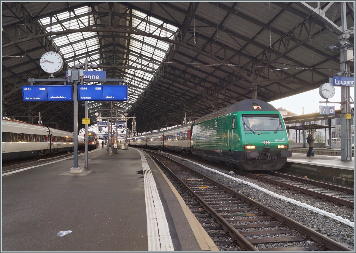 Die SBB Re 460 007  Vaudoise assurances  mit ihrem IR 90 von Brig nach Genève-Aéroport in Lausanne.

30. Dez. 2020