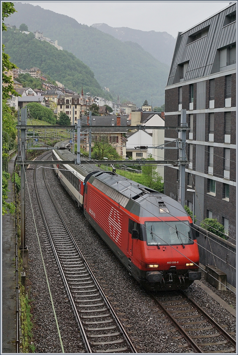 Die SBB Re 460 008-6 ist mit ihrem IR 90 kurz nach Montreux auf dem Weg nach Genève Aéroport.

5. Mai 2020
