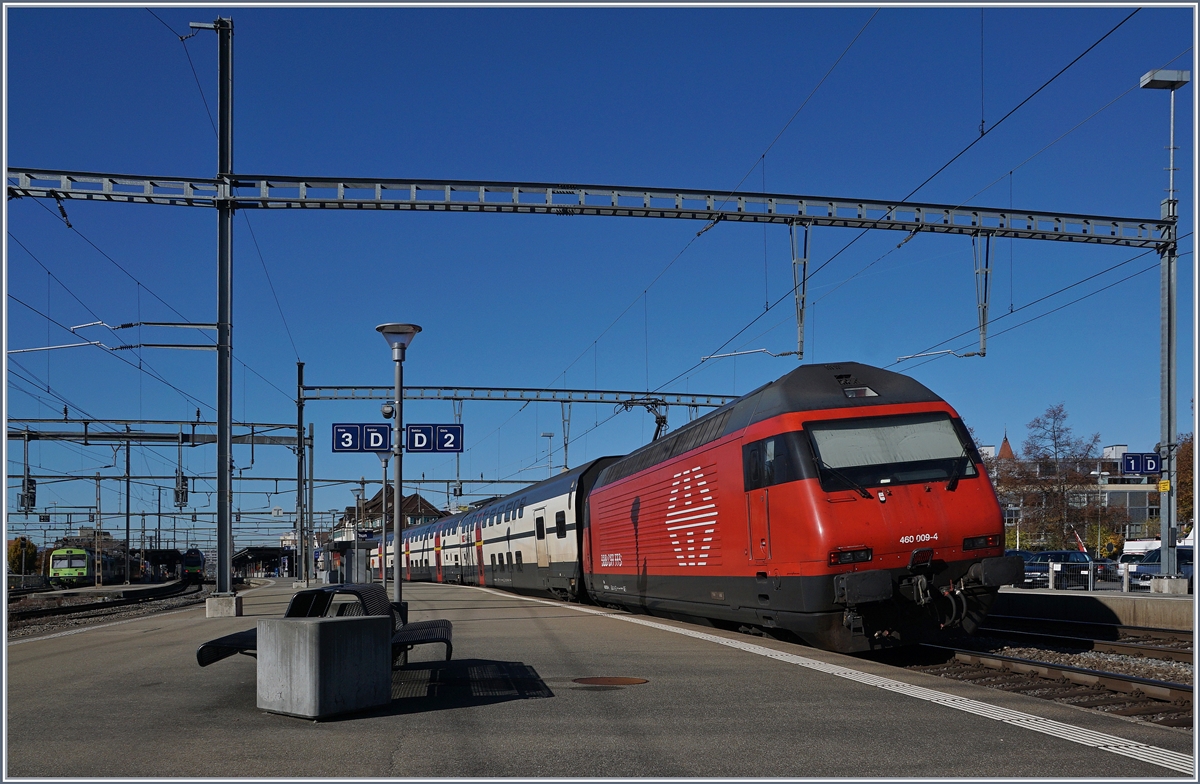 Die SBB Re 460 009-4 wartet in Thun auf die Abfahrt Richtung Bern.
29. OKt. 2016