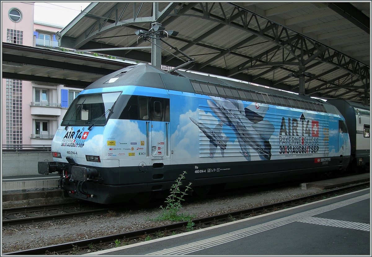 Die SBB Re 460 014-4 wirbt für die Militärflushow in Payerne. 
Lausanne, den 7. Juni 2014