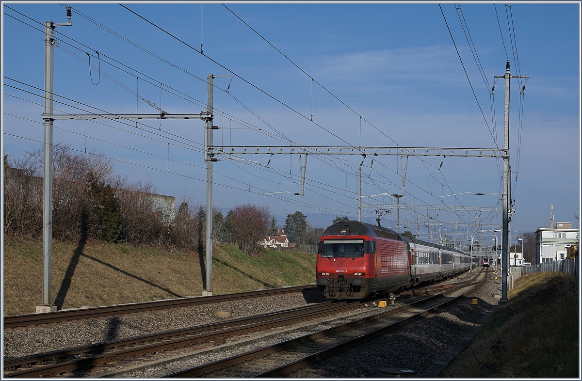 Die SBB Re 460 061-2 ist mit einem IR von Brig nach GEnève Aéroport unterwegs und fäahrt in Coppet durch. 

21. Jan. 2020