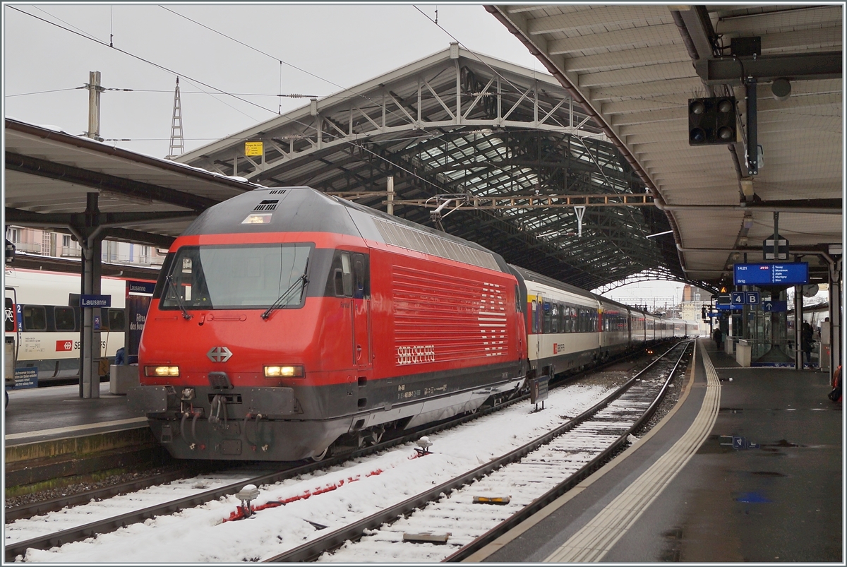 Die SBB Re 460 096 (UIC Re 460 9185 4 460 096-1 CH-SBB) wartetet mit ihrem aus EW IV formierten IC 1 723 in Lausanne auf die Abfahrt nach St.Gallen. Baustellen bedingt (Léman 2030) ist heute Lausanne statt Genève Aéroport die Zugsausgangsstation.

17. Januar 2021