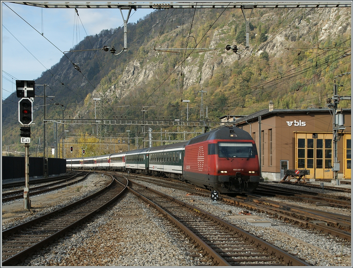 Die SBB Re 460 097-9 erreicht mit einem IR Brig.
31.10.2013