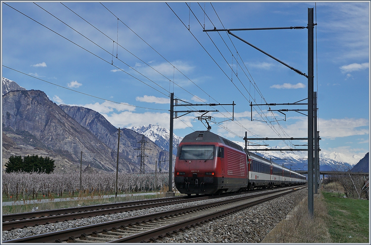 Die SBB Re 460 111-8 schieb bei Saxon einen IR durch Rohnetal Richtung Brig.
4. April 2018