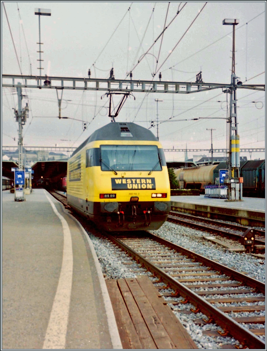 Die SBB Re 460 114-3  Western Union  Werbelok in Zürich HB. 

Analogbild vom Feb. 1998