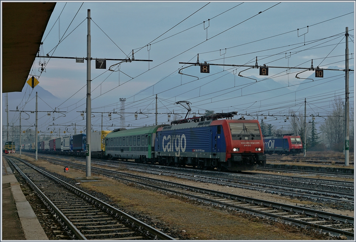 Die SBB Re 474 012 mit einer RoLa in Domodossola.
31.01.2017