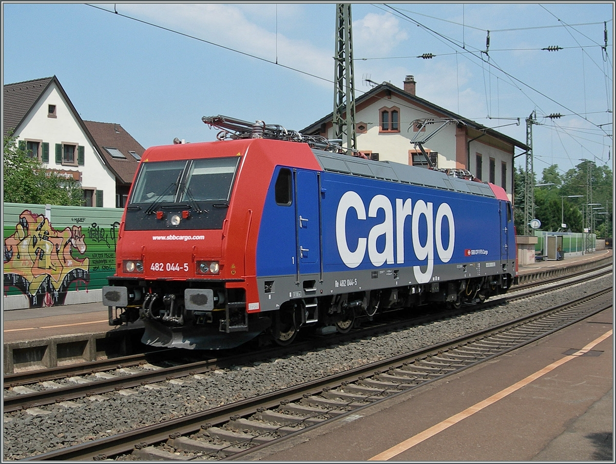 Die SBB Re 482 044-5 in Bad Bellinen.
5. Juli 2006