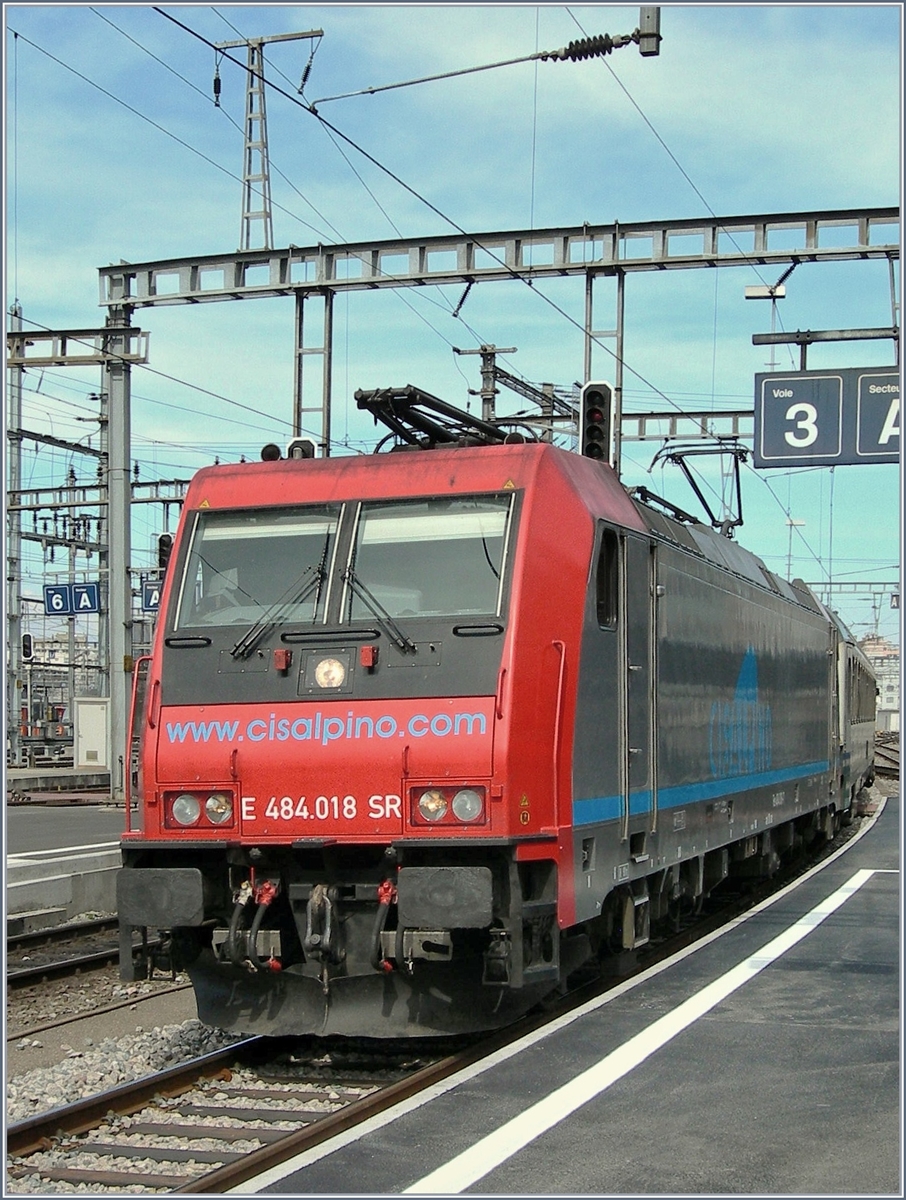 Die SBB Re 484 018 in CIS Farben erreicht mit einem, CIS EC Genève.
31. März 2007