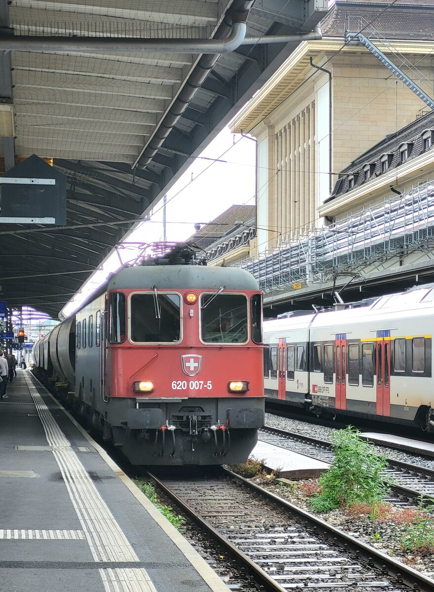Die SBB Re 6/6 11607  (Re 620 007-5)  Uster  fährt mit dem  Spaghetti -Zug von Perrigny nach Torino Orbassano durch den Bahnhof von Lausanne.

27. Mai 2024
