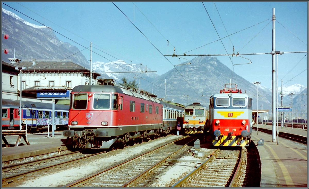 Die SBB Re 6/6 11634 ist mir ihrem EC in Domodossola eingetroffen und wird in der Folge von einer FS Gleichstromlok abgelöst werden.

März 1998