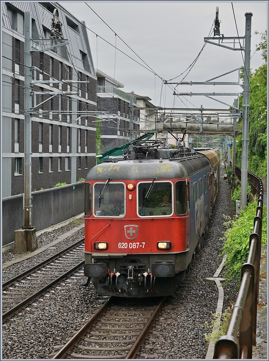 Die SBB Re 6/6 11687 (Re 620 087-7) ist mit einem G�terzug auf der Simplonlinie unterwegs und erreicht Montreux.

5. Mai 2020