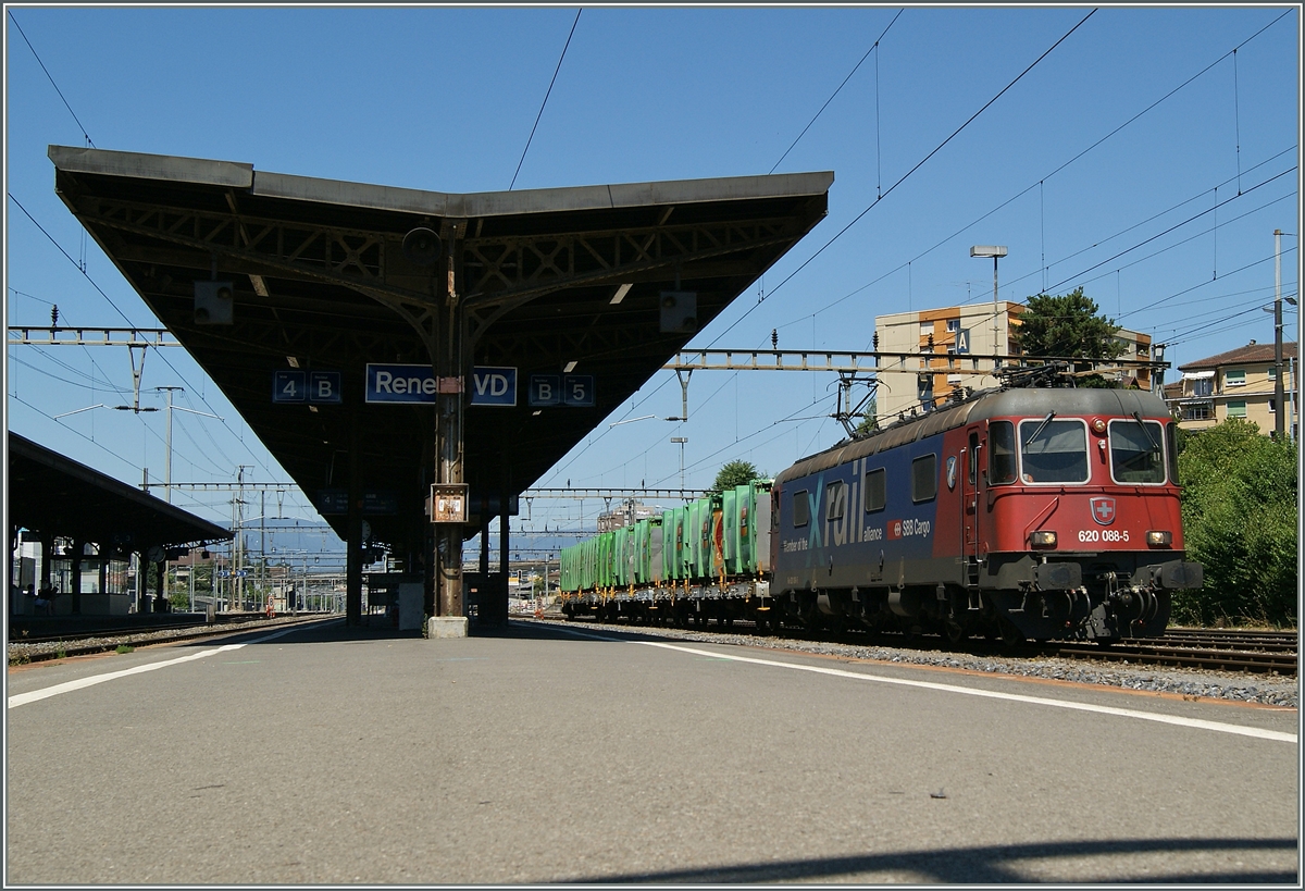 Die SBB Re 6/6 (620 085-5) X-Rail in Renens VD.
10. Juli 2015