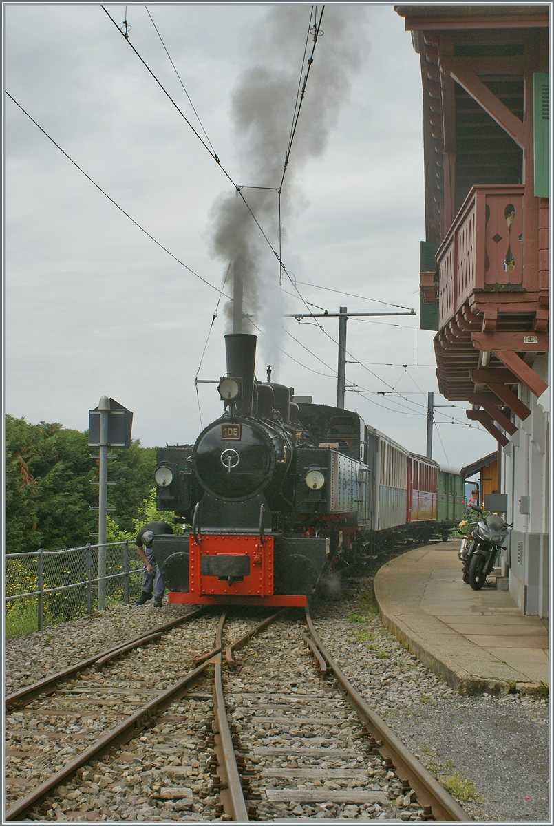 Die SEG G 2x 2/2 105 ist mit ihrem Zug in Chamby angekommen angekommen und wird in wenigen Minuten in den Museumsbahnhof von Chaulin schieben. 

8. Juni 2024
