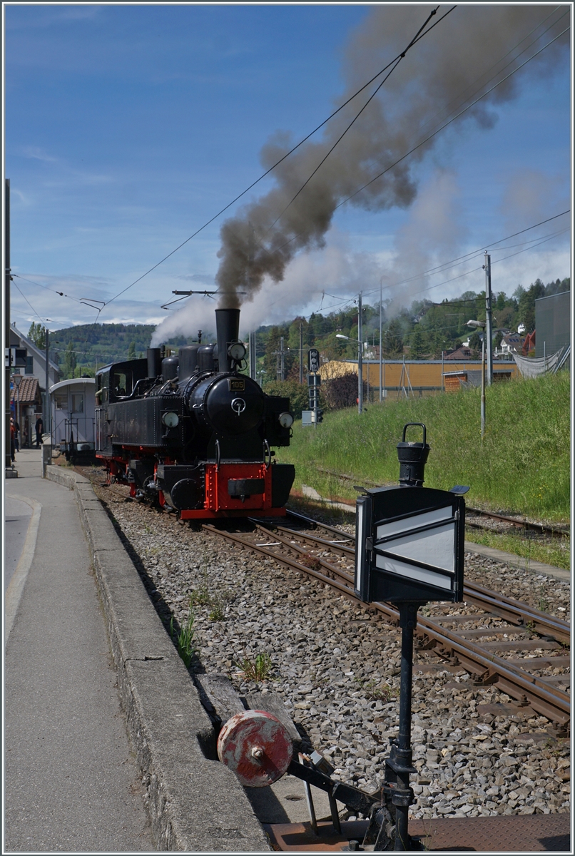 Die SEG G 2x 2/2 105 der Blonay-Chamby Bahn übernimmt in Blonay ihren Zug nach Chamby/Chaulin.

5. Mai 2024