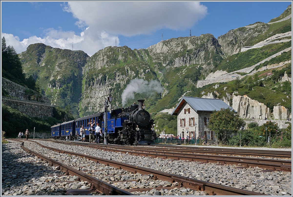 Die sehr gefällige, blaue DFB HG 3/4 N° 1 hat mit ihrem Dampfzug von Oberwald kommend, den Bahnhof von Gletsch erreicht.

31. August 2019