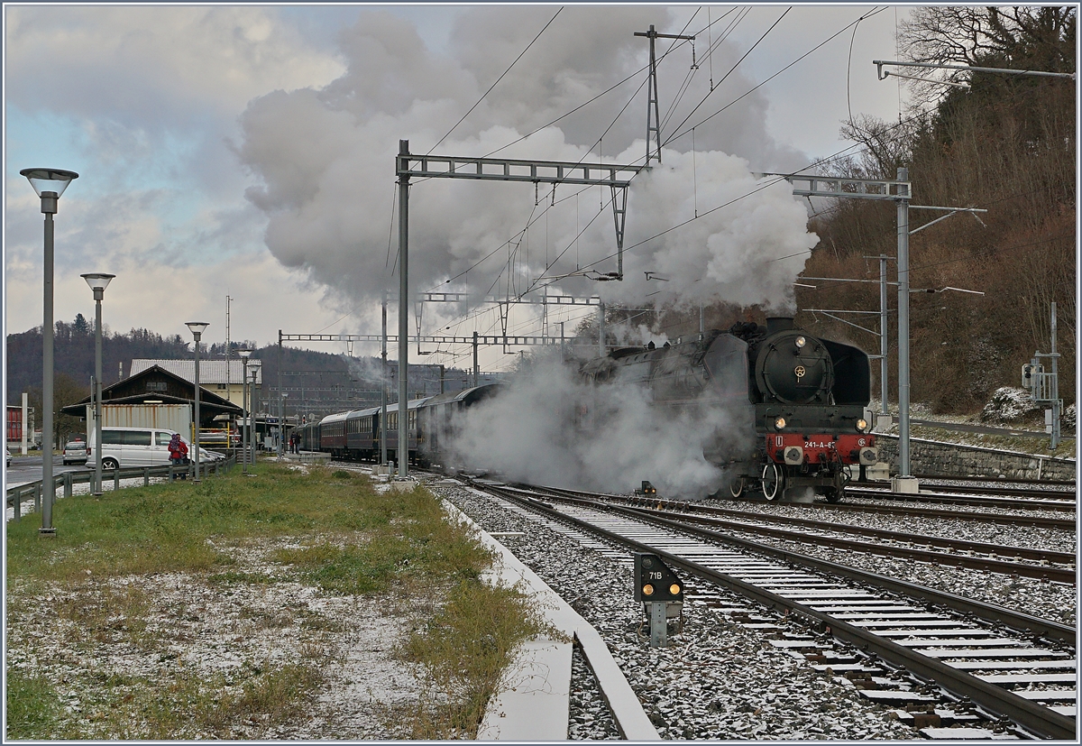 Die SNCF 241-A65 verlässt Koblenz mit dem Ziel Konstanz in Richtung Baden. 
9. Dez. 2017