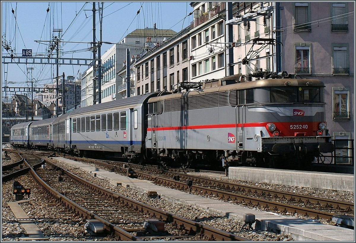 Die SNCF BB 25 240 verlässt mit einem TER nach Lyon den Bahnhof von Genève. 
1. Mai 2009