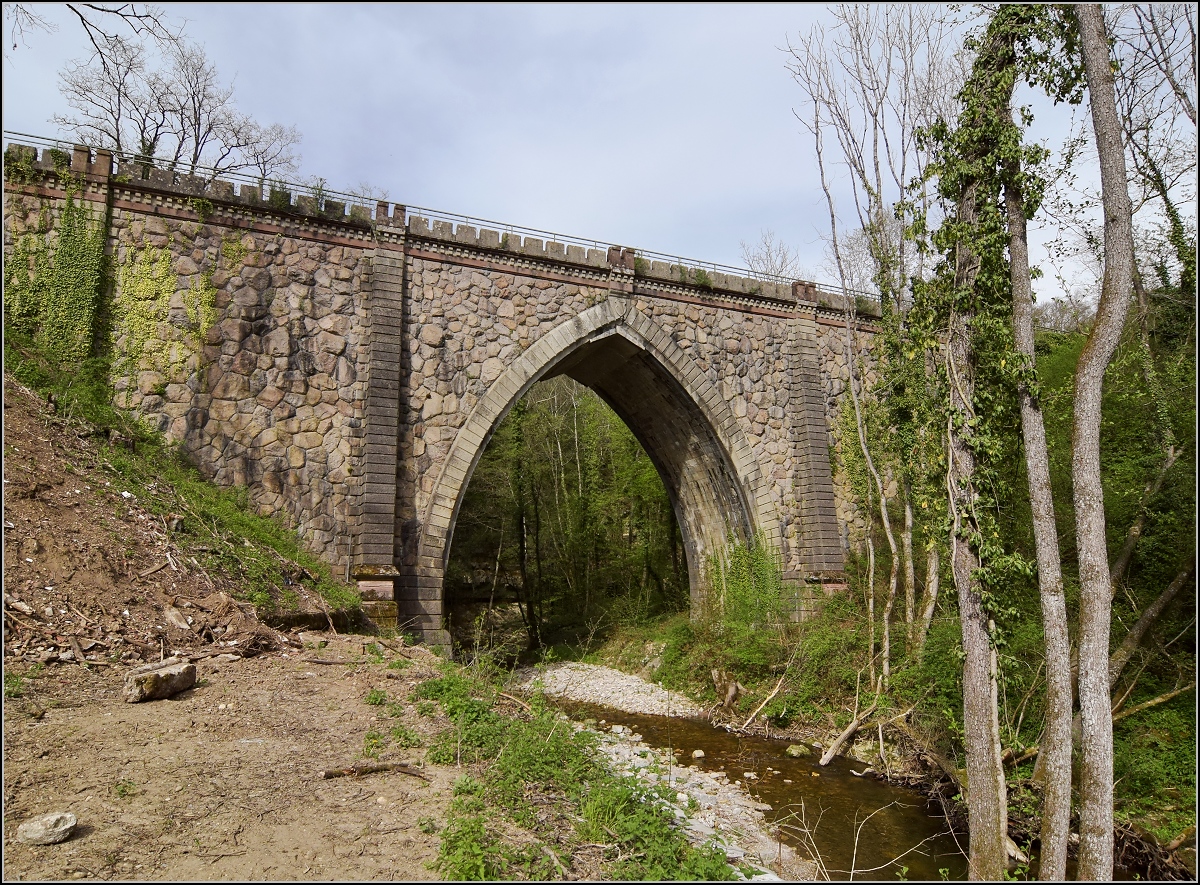 Die Steinabr�cke in Tiengen fristete jahrzehnte lang ein Schattendasein versteckt hinter gro�en B�umen. Ein gotischer Spitzbogen und Zyklopenmauerwerk machte sie zu einer Besonderheit unter den Eisenbahnbr�cken. April 2019. 