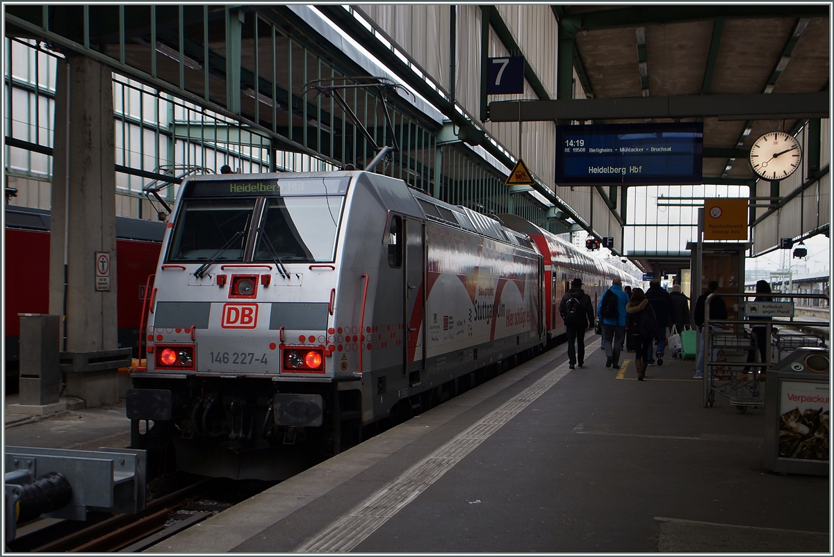 Die  Stuttgart 21  146 227-4 mit einem RE nach Heidelberg in Stuttgart.
27. Nov. 2014