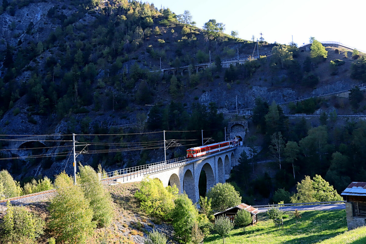 Die Talstufe von Grengiols MGB: Ein paar Minuten nach Einfahrt des von der Deh4/4 92 geschobenen Zugs kommt dieser unten aus dem Kehrtunnel heraus. Zuvorderst der Steuerwagen ABt 4193. 21.September 2022 