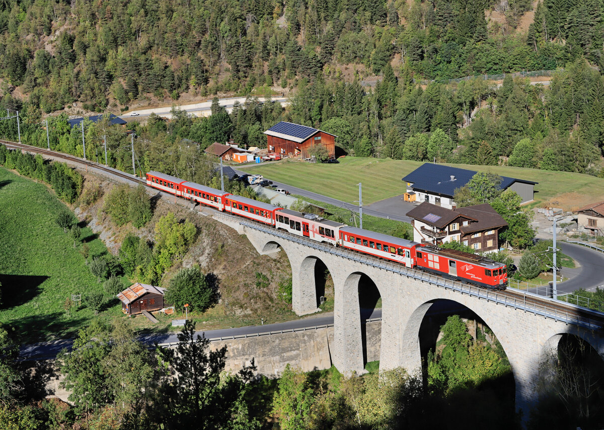 Die Talstufe von Grengiols MGB: Pendelzug mit Deh4/4 94 nach Eingriff in die Zahnstange auf dem Viadukt zum Kehrtunnel. 21.September 2022 