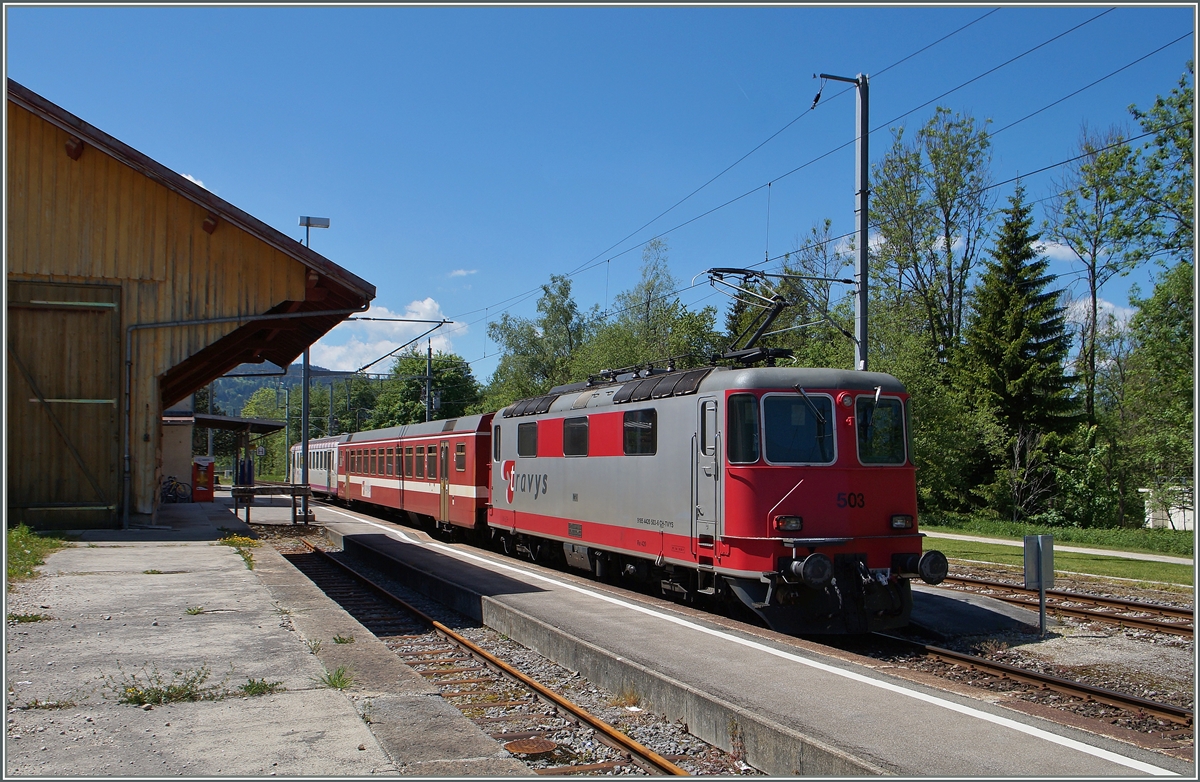 Die Travys Re 4/4 II 503 hat Le Pont erreicht und wartet mit ihrem Schülerzug auf die (Leer)-Rückfahrt, da am Mittwoch Nachmittag Schulfrei ist. 
3. Juni 2015