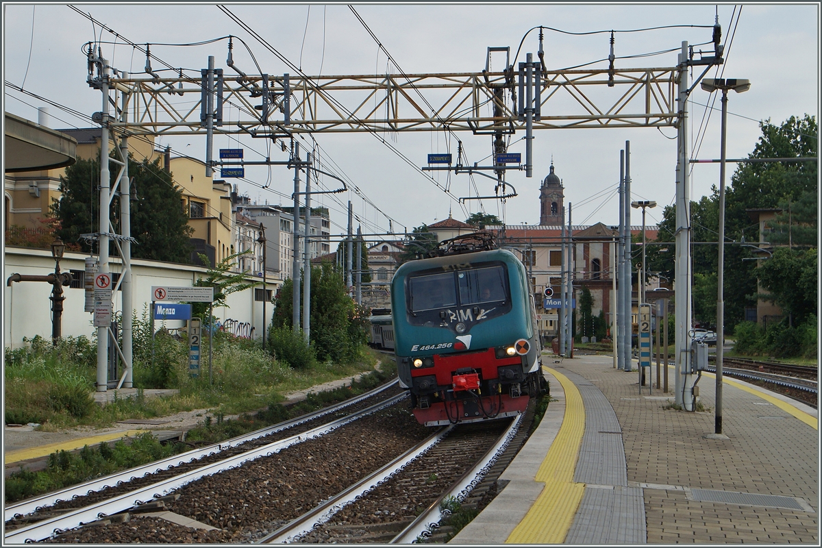 Die Trennord E 464 256 erreicht mit ihrem Regionalzug Monza.
22. Juni 2016