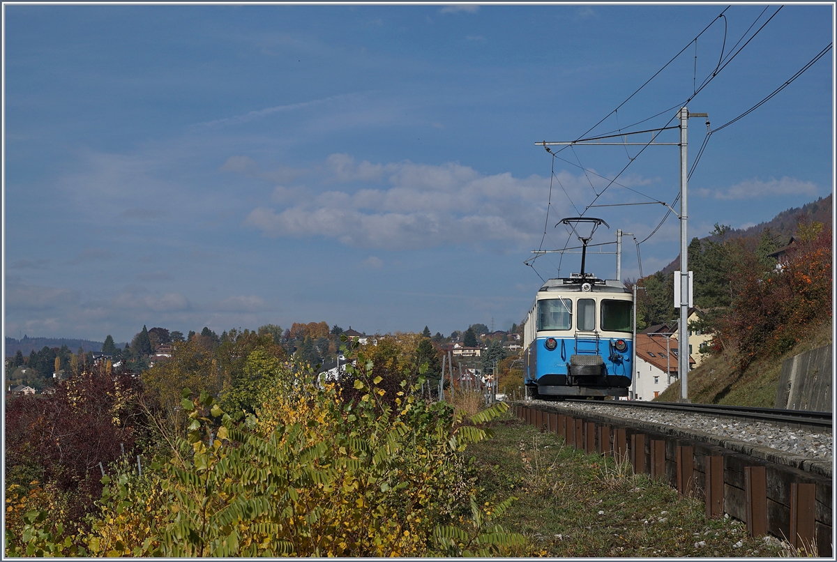 Die Zeit der formschönen und lange Jahre typischen ABDe 8/8 bei der MOB neigt sich unwiederbringlich dem Ende entgegen, und es könnte bereits der letzte Herbst für diese Züge sein; Grund genug sie nochmals bildlich festzuhalten, besonders, da gerade zur Verkehrszeit des ABDe 8/8 4002 VAUD am Mittag für eineinhalb Stunden die Sonne schien.
Die Bilder entstanden bei Planchamp und zeigen den ABDe 8/8 im Mittäglichen Regionalzugumlauf von Montreux nach Chernex und zurück (mit den Leermaterialfahren drei Hin- und Rückfahrten) zur Ergänzung des nach Les Avants (und zurück) eingesetzten ABeh 2/6.
6. Nov. 2018