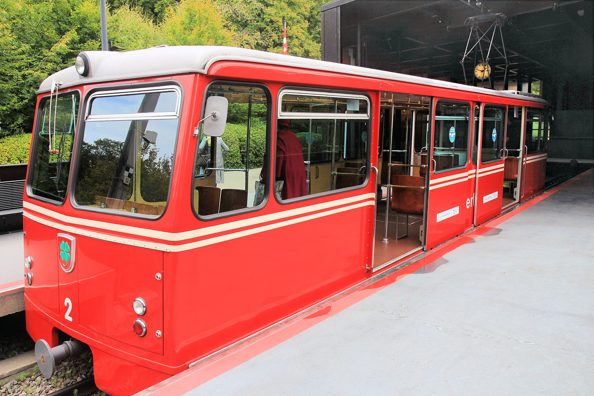 Dolderbahn, Zürich: Das Bild ist nicht schräg, sondern der Wagen ist schräg gebaut. Wagen 2, Dolder, 24.Sep.2020