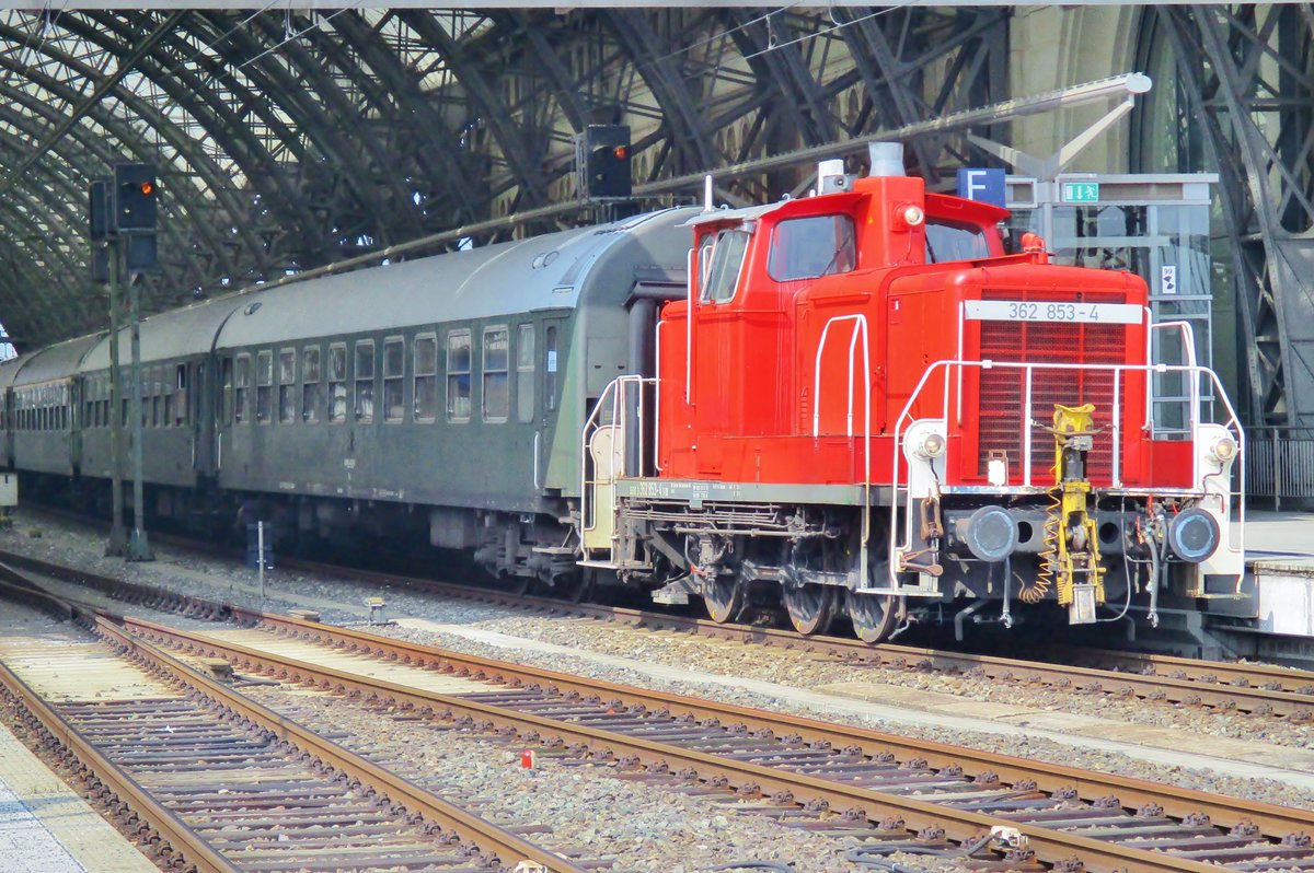 DreiBein 362 853 rangiert am 7 Apri l2018 ein Sonderzug in Dresden Hbf. 